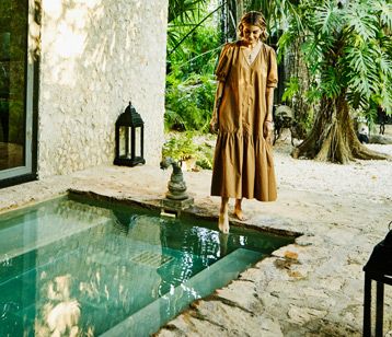 woman_with_long_brown_dress_visuel_358x308_07.jpg